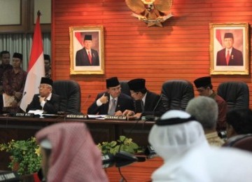 Ketua MUI KH Ma'ruf Amin (kiri), Menag Surya Darma Ali (kedua Kiri), Dirjen Bimas Islam, Nazaruddin Umar (kedua kanan), Sekjen Kemenag, Bahrul Hayat (kanan) saat Sidang Itsbat 1 Syawal 1432 H di Kantor Kementerian Agama RI, Jakarta, Senin (29/8).