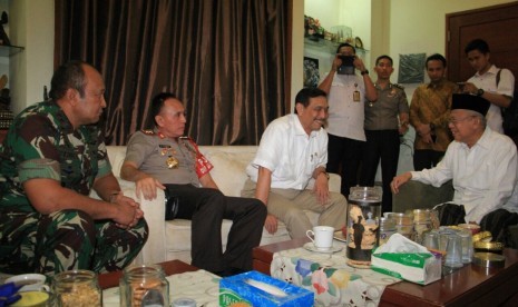 Coordinating Ministry for Maritime Affairs Luhut Binsar Pandjaitan, Chief of Jakarta Metro Police Inspector General M Iriawan and Jakarta Millitary Commander Lt. Gen. Teddy Lhaksmana visited Chairman of the Indonesian Council of Ulama (MUI) KH Ma'ruf Amin at his house at Deli Street, Lorong 27, Koja, Tanjung Priok, North Jakarta, on Wednesday night.