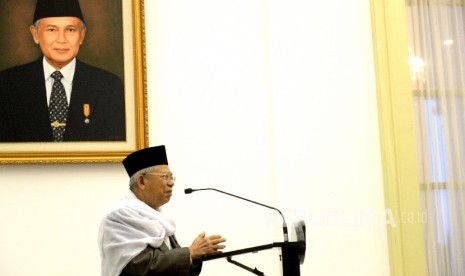 Ketua MUI KH Maruf Amin memberikan kultum saat buka bersama presiden dan jajaran kabinet kerja di Istana Bogor, Jawa Barat, Senin (29/5). 