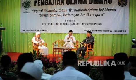 Ketua MUI Kota Depok KH. A DImyathi bersama Ketua MUI Pusat KH. Maruf Amin dan Wali Kota Depok Muhammad Idris (dari kiri) memaparkan penjelasan pada acara Pengajian Ulama Umaro di Kantor MUI Kota Depok, Jawa Barat, Jumat (23/2). 