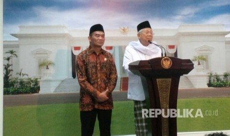 Ketua MUI Maruf Amin (kanan) dan Mendikbud Muhadjir Effendy (kiri) memberikan keterangan pers terkait Program Sekolah Limah Hari, di Istana Negara, Senin (19/6).  