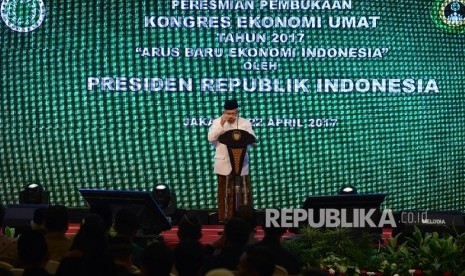 Ketua MUI Ma'ruf Amin memberikan kata sambutan sekaligus arahan sebelum membuka Kongres Ekonomi Umat 2017 di Jakarta, Sabtu (22/4).