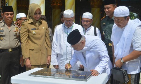 Ketua MUI (Majelis Ulama Indonesia) DR. KH. Ma’ruf Amin didampingi Bupati Jember dr. Hj. Faida MMR., meresmikan Masjid Roudhotul Muchlisin, Senin (15/5) lalu