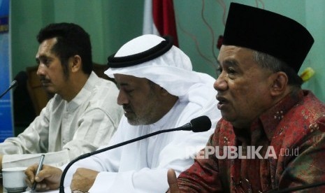 Ketua MUI Muhyidin Junaidi (kanan) didampingi Kepala Kantor Rabith Jakarta Syekh Fahd Alharbi (tengah) dan Ketua Wahda Islamiyah Zaytun Asmi, menyampaikan penjelasannya menegnai Konferensi Ulama Dunia IslamKerjasama MUI dengan Rabith Alam Islamiyah, di Jak