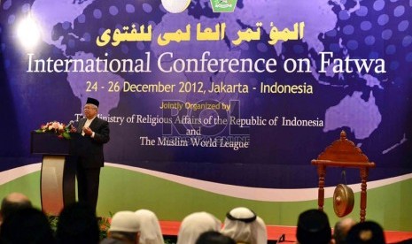  Ketua MUI Pusat Bidang Fatwa, KH. Ma’ruf Amin memberikan sambutannya dalam Pembukaan Konferensi Internasional Tentang Fatwa 2012 di Jakarta, Senin (24/12). (Republika/Agung Supriyanto)