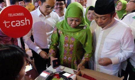 Ketua Muslimat NU Khofifah Indar Parawansa didampingi Direktur Utama Telkomsel Ririek Adriansyah mencoba layanan Tcash