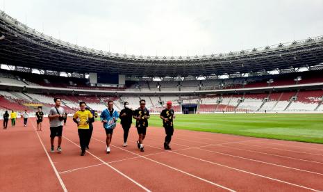 Ketua MWA UI Saleh Husin, Ketua BEM UI Bayu Septian, Ketua Iluni UI Andre Rahadian, Wakil Rektor UI Prof Abdul Haris, dan Direktur BNI Sis Apik Wijayanto melakukan jalan pagi bersama di arena dalam lintasan stadion GBK Senayan Jakarta Pusat. 