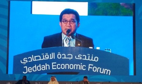 Ketua OJK Mulaman D Hadad berpidato di acara Forum Ekonomi Jeddah.