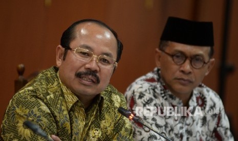 Ketua Ombudsman RI Amzulian Rifai (kiri), dan Anggota Ombudsman RI Ahmad Su'aedy 