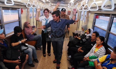 Ketua Ombudsman RI Danang Girindrawardana (kedua dari kiri) didampingi Humas PT KAI Commuter Jabodetabek Eva Chairunissa (kiri) saat berbincang dengan penumpang jasa KRL di Jakarta, Rabu (19/2).