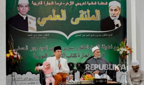 Ketua Organisasi Internasional Al Azhar (OIAA) Indonesia TGH Muhammad Zainul Majdi (kiri) bersama Guru Besar Al Azhar Syaikh Yusri Rusydi (kanan) dalam acara halaqah ilmiah di Pendopo Gubernur NTB, Ahad (7/1).