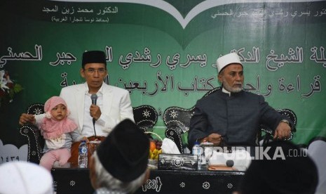 Ketua Organisasi Internasional Al Azhar (OIAA) Indonesia TGH Muhammad Zainul Majdi (kiri) bersama Guru Besar Al Azhar Syaikh Yusri Rusydi (kanan) dalam acara halaqah ilmiah di Pendopo Gubernur NTB, Ahad (7/1).