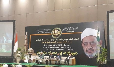 Ketua Organisasi Internasional Alumni Al Azhar Cabang Indonesia (OIAA) Tuan Guru Bajang (TGB) Muhammad Zainul Majdi, Anregurutta Farid Wajdi, Pakar Pendidikan Islam Syairozi Dimyathi, dan Wartawan Senior Republika Ihwanul Kiram dalam halaqah kebangsaan di Hotel Alila, Solo, Jawa Tengah, Selasa (1/5).