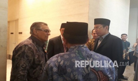 Ketua Organisasi Internasional Alumni Al Azhar Cabang Indonesia (OIAA) Tuan Guru Bajang (TGB) Muhammad Zainul Majdi, Anregurutta Farid Wajdi, Pakar Pendidikan Islam Syairozi Dimyathi, dan Wartawan Senior Republika Ihwanul Kiram dalam halaqah kebangsaan di Hotel Alila, Solo, Jawa Tengah, Selasa (1/5).