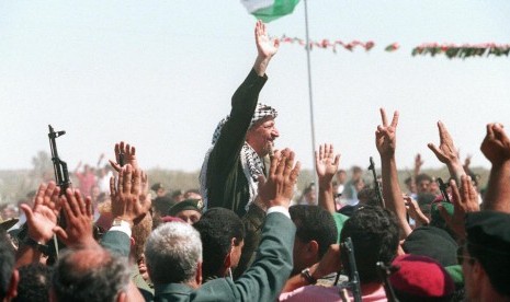 Ketua Organisasi Pembebasan Palestina (PLO), Yasser Arafat kembali ke Jalur Gaza pada 1 Juli 1994, setelah 27 tahun diasingkan di Mesir. 