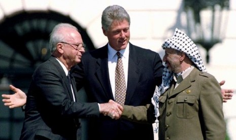 Ketua Organisasi Pembebasan Palestina Yasser Arafat dan Perdana Menteri Israel Yitzhak Rabin mencatat sejarah dengan berjabat tangan usai menandatangani perjanjian damai yang ditengahi Presiden AS Bill Clinton pada 13 September 1993.