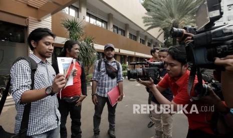 Ketua Organisasi Pewarta Foto Indonesia (PFI) Lucky Pransiska (kiri) bersama tim divisi advokasi memberikan keterangan pers usai melakukan pelaporan terkait kasus penyebaran informasi palsu melalui media sosial di satuan Cyber Crime Direktorat Reserse Krim