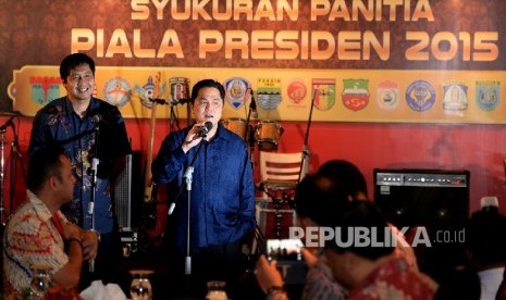 Ketua Organising Committee (OC) Piala Presiden, Erick Thohir (tengah), memberikan paparan saat Syukuran Panitia Piala Presiden 2015 di Jakarta, Senin (18/1). 