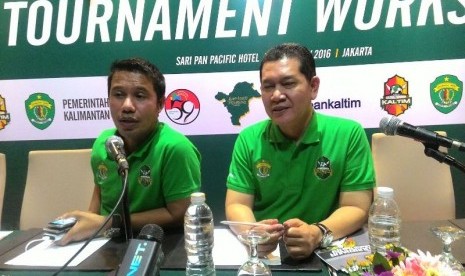 Ketua Organizing Committee Piala Gubernur Kaltim Zuhdi Yahya (kanan) dan Yunus Nusi