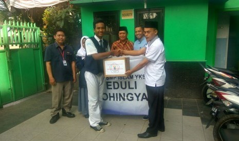 Ketua OSIS SMP Islam YKS dan SMK Lingga Kencana menyerahkan dana sumbangan untuk Rohingya kepada ketua Karang Taruna kota Depok.