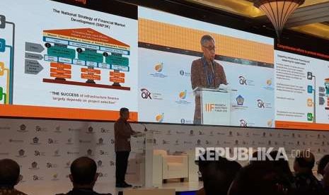 Ketua Otoritas Jasa Keuangan (OJK) Wimboh Santoso dalam acara Indonesia Investment Forum 2018 di Denpasar, Bali, Selasa (9/10).