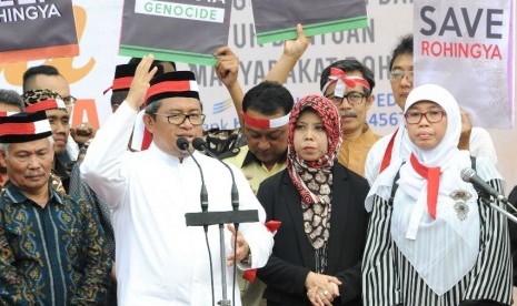  Ketua P2TP2A Jabar Netty Prasetiyani (kanan), Ketua DPRD Jabar Ineu Purwadewi Sundari dan Gubernur Jabar Ahmad Heryawan mendeklarasikan aksi kemanusiaan untuk Rohingya di Gedung Sate, Kota Bandung, belum lama ini. 