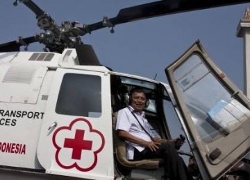 Ketua Palang Merah Indonesia, Jusuf Kalla, mengecek helikopter ambulans udara pada Apel Siaga Lebaran PMI di kawasan Monumen Nasional, Jakarta, Kamis (25/8).