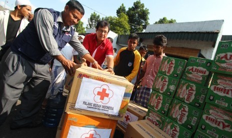 Ketua Palang Merah Indonesia (PMI) Sumut Rahmat Shah (tengah) memberikan bantuan kepada para pengungsi imigran Rohingya asal Myanmar dan Banglades, di tempat penampungan Imigrasi Kelas I Khusus Medan, Sumatera Utara (Ilustrasi)