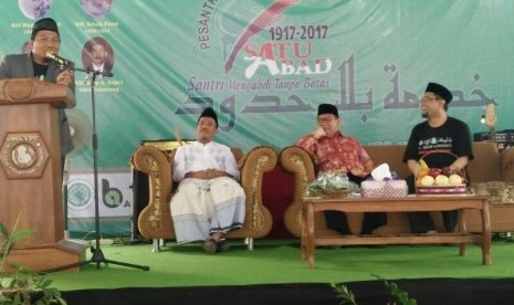 Ketua Panita 1 Abad Pesantren Cintawana Tasikmalaya KH  Zainurrofiq,  Pengasuh Pesantren Cintawana KH Asep A  Suja'i,   Wagub Jabar Deddy Mizwar, dan Habiburrahman El Shirazy  (dari kiri ke kanan).