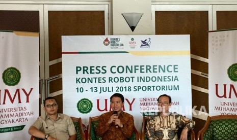 Ketua Panita Pelaksana Kontes Robot Indonesia (KRI) 2018, Sri Atmaja P Rosyidi, Wakil Rektor Bidang Kemahasiswaan, Alumni dan AIK Universitas Muhammadiyah Yogyakarta (UMY), Hilman Latief  dan Ketua Dewan Juri KRI 2018, Wahidin Wahab saat pemaparan terkait kegiatan KRI dalam konferensi pers di UMY pada Senin (9/7).