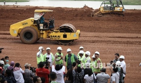 Ketua Panitia Asian Games Indonesia (INASGOC), Erick Thohir (tengah), meninjau proyek tempat pertandingan Equistrian Asian Games di arena pacuan kuda Pulomas, Jakarta Timur, Senin (17/10). 