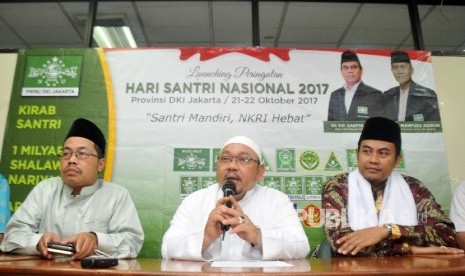 Ketua Panitia Hari Santri Nasional yang juga Wakil Ketua Pengurus Besar Nahdlatul Ulama (PBNU) KH. Munahar Muchtar (tengah) didampingi jajaran Pengurus Wilayah Nadlatul Ulama (PWNU) menggelar konferensi pers Hari Santri Nasional 2017 di Balai Kota Jakarta Barat, Selasa (17/10).