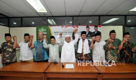 Ketua Panitia Hari Santri Nasional yang juga Wakil Ketua Pengurus Besar Nahdlatul Ulama (PBNU) KH. Munahar Muchtar (tengah) foto bersama jajaran Pengurus Wilayah Nadlatul Ulama (PWNU) usai menggelar konferensi pers Hari Santri Nasional 2017 di Balai Kota Jakarta Barat, Selasa (17/10). 