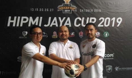 Ketua Panitia Hipmi Jaya Soccer cup 2019, Ichsan Rachmansyah Sofyan (kiri), Ketua Badan Pengurus Daerah Hipmi Jaya Afifuddin Suhaeli Kalla (tengah), dan General Managar APPI Ponaryo Astaman. Hipmi Jaya dan Asosiasi Pesepak bola Profesional Indonesia (APPI) menjalin kerja sama pelatihan bisnis bagi pesepak bola nasional.