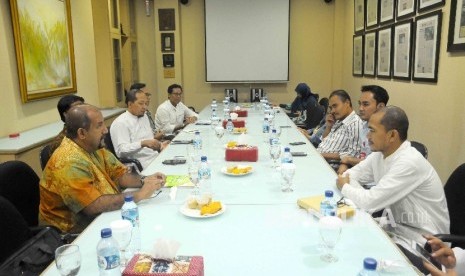 Ketua panitia Islamic Book Fair (IBF) Anis Baswedan (kiri) menerangkan ajang pameran buku Islam saat berkunjung ke Kantor Republika, Jumat (4/11).