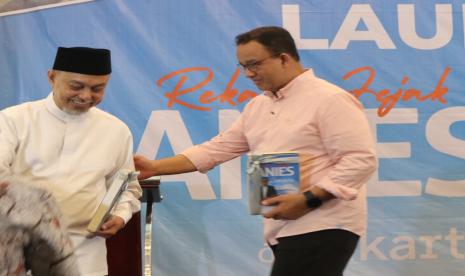 Ketua Panitia Jalan Bahagia Bersama Anies-Muhaimin, Tamsil Linrung bersama dengan Anies Baswedan. Foto ilustrasi