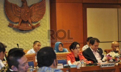 Ketua Panitia Khusus Angket Pelindo II Rieke Diah Pitaloka menggelar rapat dengan Mantan Direktur Tindak Pidana Ekonomi dan Khusus (Dirtipideksus) Badan Reserse Kriminal (Bareskrim) Mabes Polri Brigjen Pol. (Purn) Victor Simanjuntak di Kompleks Parlemen, J