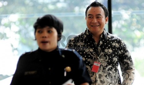   Ketua Panitia Kongres Partai Demokrat 2010, Didik Mukrianto, saat tiba di gedung Komisi Pemberantasan Korupsi (KPK), Jakarta, Rabu (10/7). (Republika/Wihdan)