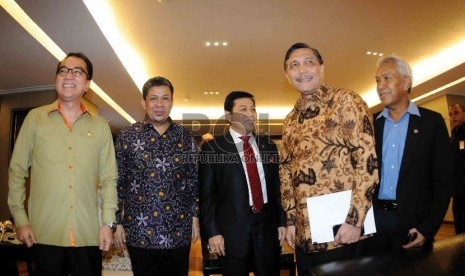 Ketua panitia Nasional Konferensi TIngkat Asia Afrika, Luhut Binsar Panjaitan menemui Ketua Dewan Perwakilan Rakyat saat tiba di Kompleks Parlemen Senayan, Jakarta, Kamis (2/4).