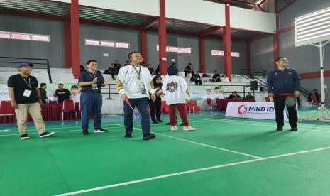 Ketua Panitia Pekan Olahraga dan Seni Nahdlatul Ulama (Porseni NU), H Nusron Wahid, membuka pertandingan cabang olah raga bulu tangkir di Gedung Olahraga (GOR) Universitas Sebelas Maret (UNS) Surakarta, Jawa Tengah, pada Ahad (15/1/2023). Rais Aam PBNU Sebut Olahraga Bagian dari Ibadah