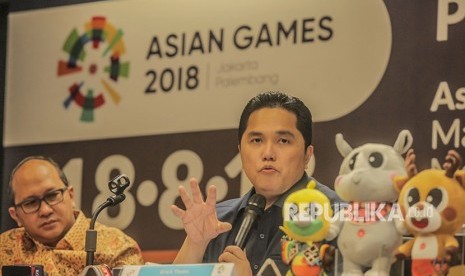 Ketua Panitia Pelaksana Asian Games 2018 Erick Thohir (kanan).