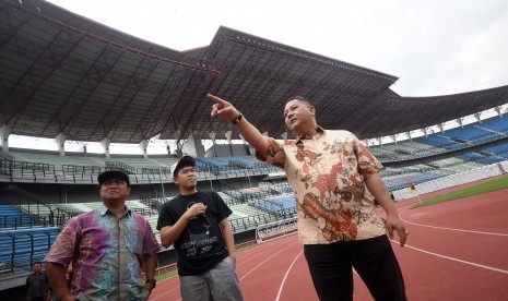 Ketua panitia pelaksana (panpel) Persebaya Surabaya yang juga Wakil Wali Kota Surabaya Whisnu Sakti Buana (kanan) melakukan kunjungan di Stadion Gelora Bung Tomo (GBT) Surabaya, Jawa Timur, Jumat (4/1/2019).