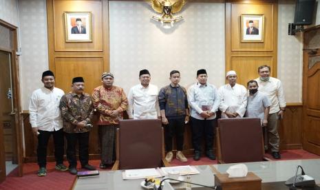 Ketua Panitia Pelaksana Porseni NU, KH. Nusron Wahid, berfoto bersama Wali Kota Solo Gibran Rakabuming Raka, usai melakukan pertemuan, Rabu (9/11/2022).