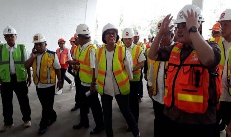 Menteri Keuangan Sri Mulyani (tengah) saat meninjau Kompleks Gelora Bung Karno, Jakarta, Kamis (23/11)