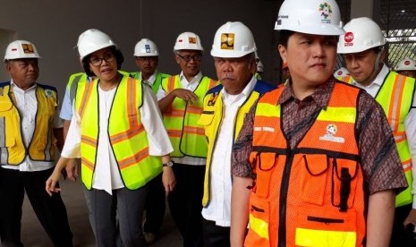 Ketua Panitia Penyelenggara Asian Games 2018 (INASGOC) Erick Thohir (kanan) saat mendampingi Menteri Keuangan Sri Mulyani (kedua kiri) meninjau Kompleks Gelora Bung Karno, Kamis (23/11)