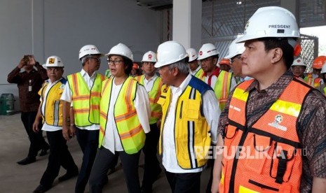 Ketua Panitia Penyelenggara Asian Games 2018 (INASGOC) Erick Thohir (batik) bersama Menteri Keuangan Sri Mulyani, Menteri Pekerjaan Umum dan Perumahan Rakyat Basuki Hadimuljono dan Kepala Badan Ekonomi Kreatif Triawan Munaf meninjau venue Asian Games di kawasan Gelora Bung Karno, Kamis (23/11).