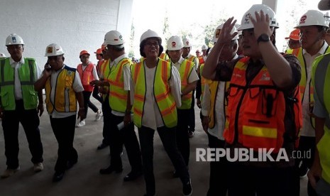 Ketua Panitia Penyelenggara Asian Games 2018 (INASGOC) Erick Thohir (batik) bersama Menteri Keuangan Sri Mulyani, Menteri Pekerjaan Umum dan Perumahan Rakyat Basuki Hadimuljono dan Kepala Badan Ekonomi Kreatif Triawan Munaf meninjau venue Asian Games di kawasan Gelora Bung Karno, Kamis (23/11).