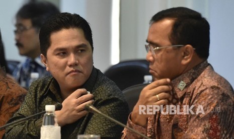 Ketua Panitia Penyelenggara Asian Games 2018 (INASGOC) Erick Thohir (kiri) dan Ketua Umum KONI Tono Suratman (kanan) berbincang sebelum dimulainya rapat terbatas persiapan Asian Games XVIII di kantor Presiden, Jakarta, Selasa (6/3).