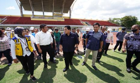 Ketua Panitia Penyelenggara FIFA U-20 World Cup 2023 (LOC), Erick Thohir, saat meninjau Stadion Jakabaring, Sumatera Selatan.