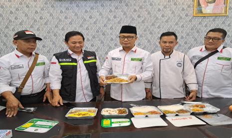 Jamaah Haji Diimbau Bawa Barang Secukupnya, Jangan Bawa Jimat. Foto: Ketua Panitia Penyelenggara Ibadah Haji (PPIH) Arab Saudi 1444 H/2023 M Subhan Cholid mencoba hasil masakan juru masak dari 21 perusahaan yang melayani konsumsi jamaah haji Indonesia di Daerah Kerja Madinah.